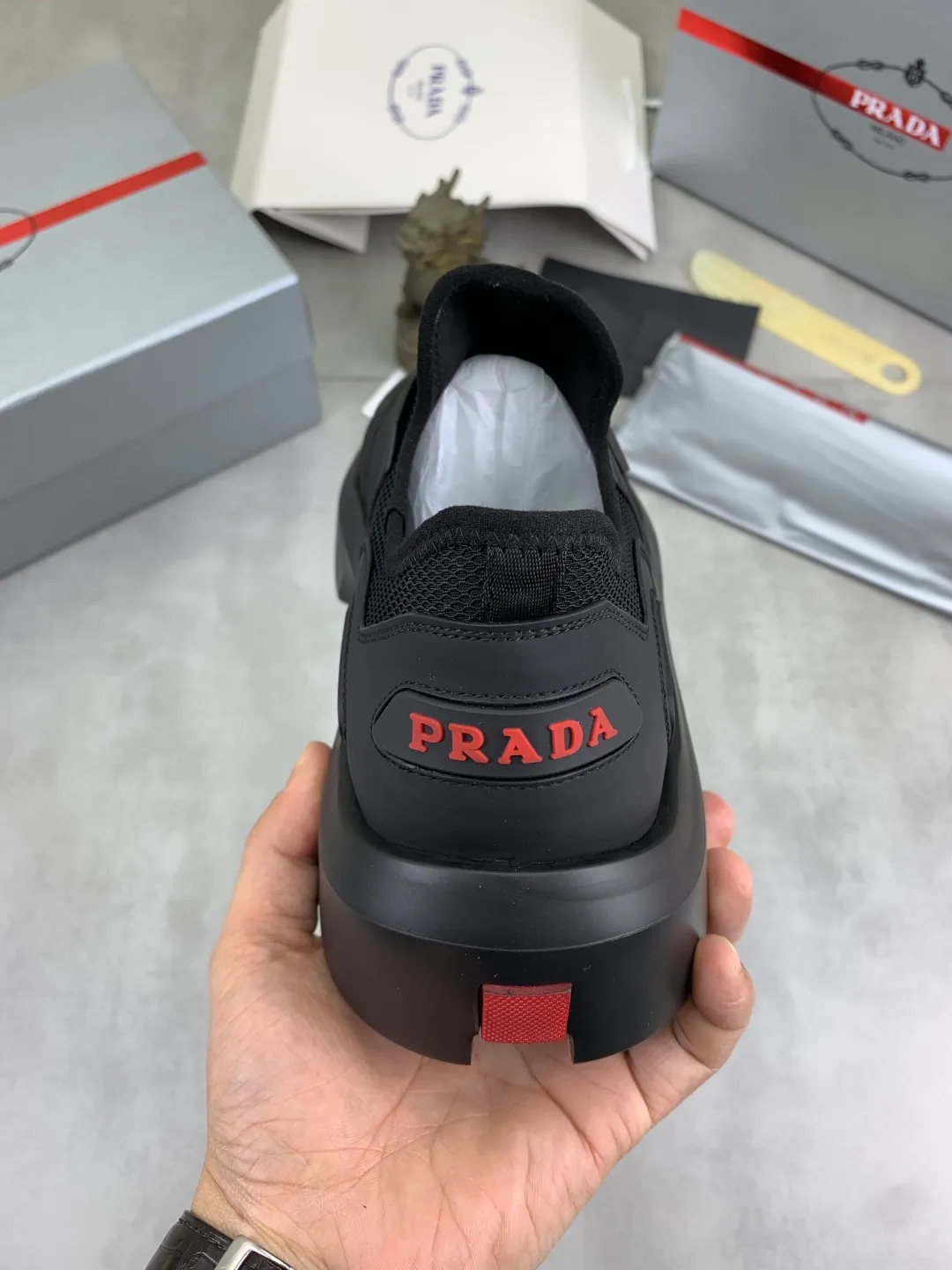 Men's men's shoes 💰P620💰[New model] The top version is now available on the official website, 🆘 The trendy brand (Prada) mainly promotes the popular style, avant-garde and versatile fashionable men's shoes, private version mold opening, cowhide surface splicing 1:1 replica.. Simple fashion, original imported cowhide and lining cowhide feet; the atmosphere and personality are more fashionable, eye-catching and pursuing class. It will subvert the old idea and be a must-have for fashion trendsetters with you! Must keep for yourself ! Tall and comfortable, large and low, high-end quality workmanship. The new high-end foam outsole from the official website. Size: 38-45. 3️⃣colors available.